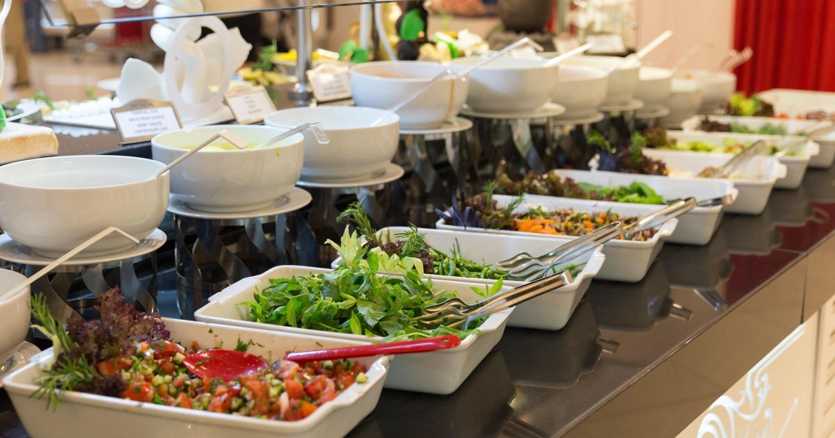 Fenomena Tamu Tak Diundang: Antara Godaan Aroma Perjamuan dan Etika Hukum Islam, Apakah Haram?