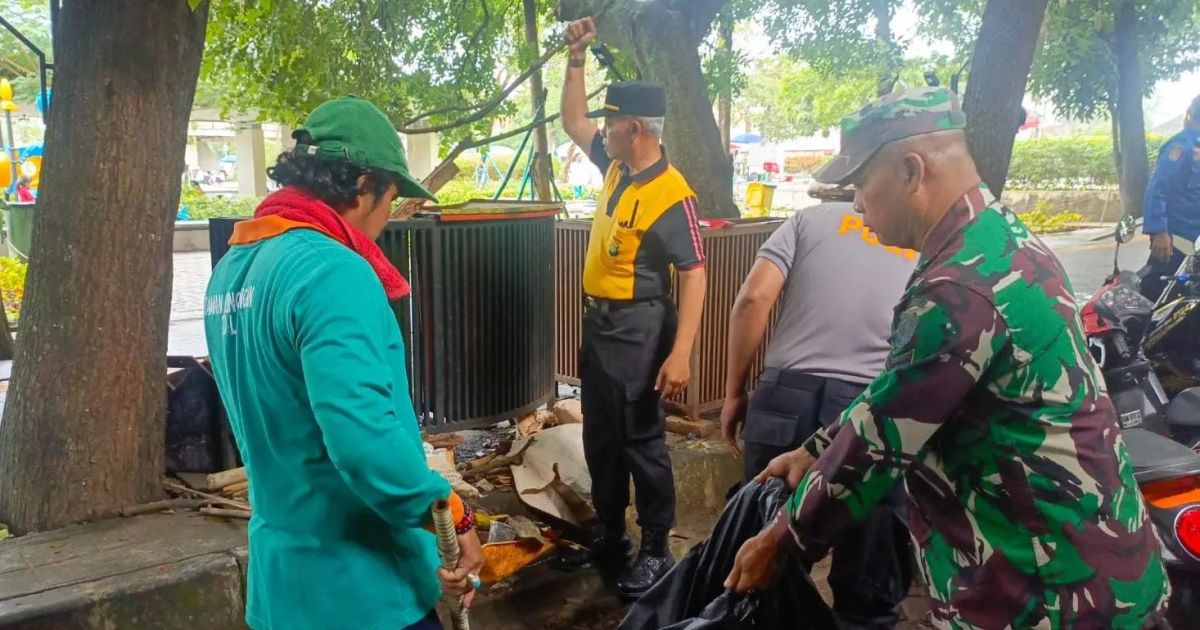 Pasca-darurat sampah yang sempat melanda Tangerang Selatan, sinergi Polri, TNI, dan Muspika Pamulang melaksanakan kerja bakti gabungan.