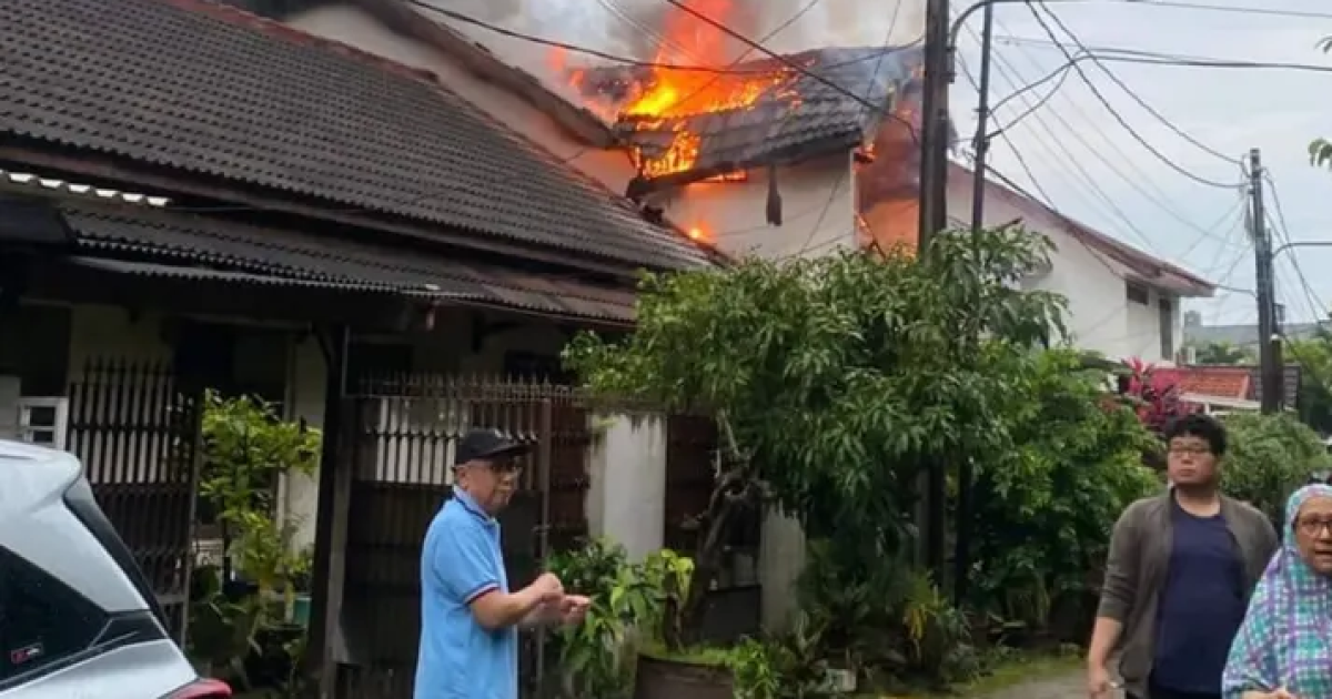 Asap Tebal Gegerkan Warga, Rumah di Bukit Cirendeu Dilalap Api