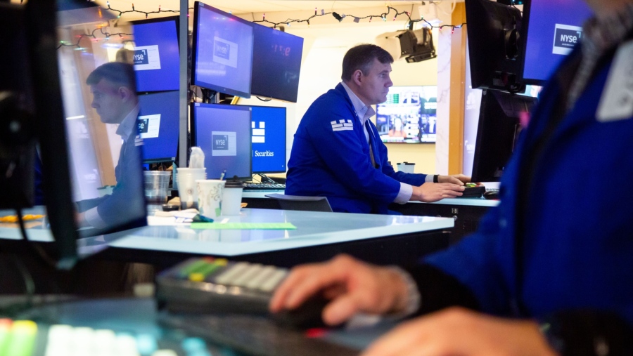 Ketegangan Iran Picu Lonjakan Minyak, Wall Street Terperosok ke Zona Merah