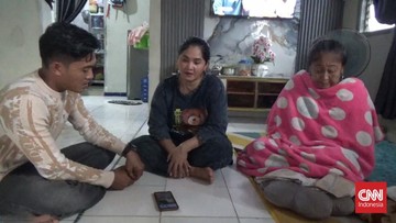 Orangtua Fandi Ramadhan ABK Kapal dituntut hukuman mati saat dirumah adiknya di RT 02/ RW 07 Kelurahan Tanjung Uma, Kecamatan Lubuk Baja Kota Batam, Kepri. (CNN Indonesia/Arpandi)