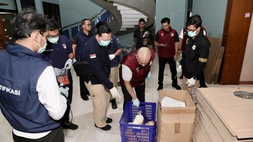 Bareskrim Polri menggerebek rumah produksi atau home industry kosmetik ilegal merek LC Beauty di Harjamukti, Cirebon, Jawa Barat. (Dok. Arsip Polri)