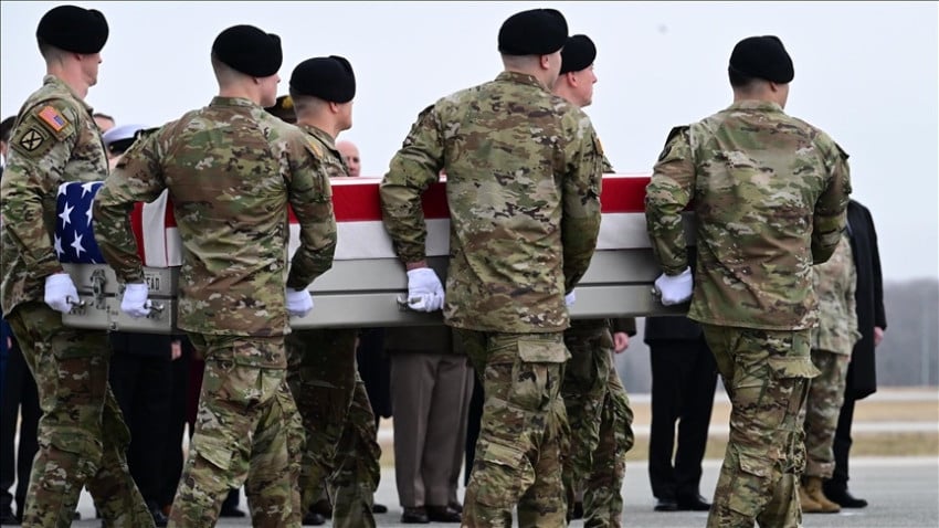 Tentara AS membawa jenazah prajurit yang tewas akibat serangan Iran. Foto/anadolu