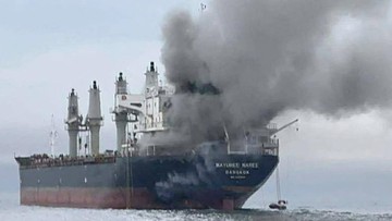 Kapakl kargo Thailand saat kebakaran diserang di Selat Hormuz. (via REUTERS/ROYAL THAI NAVY)