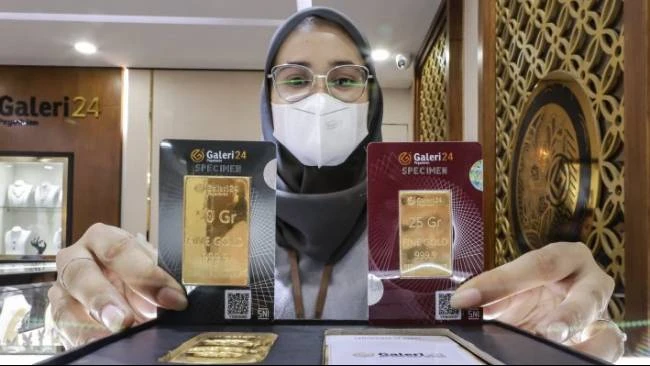 Pramuniaga menunjukkan emas batangan di Galeri 24 Pegadaian, Jakarta (Sumber: ANTARA FOTO/Dhemas Reviyanto/nz.)