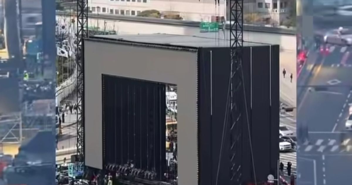 Desain panggung konser comeback BTS di Gwanghwamun Square benar-benar megah dengan skala sangat luas (Foto: Instagram:@kor.date)