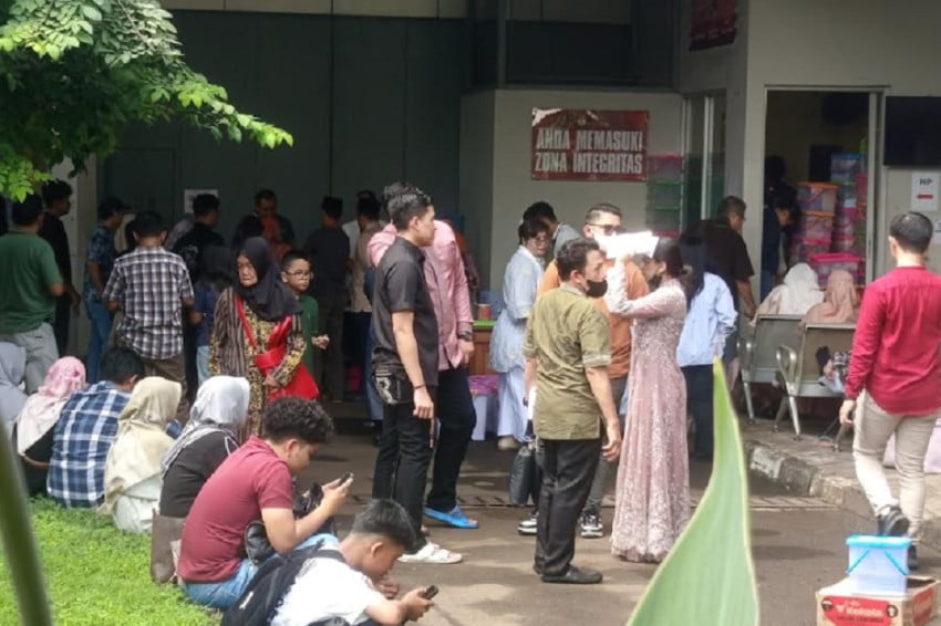 Momen Pilu Idulfitri di Balik Jeruji: Keluarga Berdesakan Jenguk Tahanan KPK di Hari Kemenangan