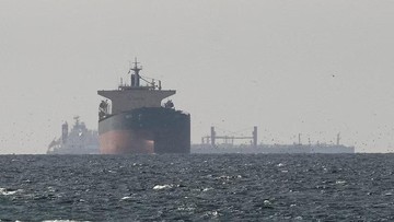 Kapal tanker berlayar di perairan Teluk, dekat Selat Hormuz, saat perang antara AS-Israel dan Iran berkecamuk (dok. REUTERS/Stringer/File Photo)