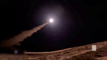 Rekaman video dari Houthi menunjukkan momen peluncuran rudal ke wilayah Israel (dok. Reuters)