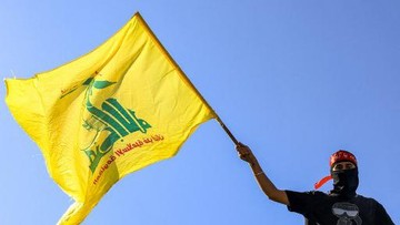 Ilustrasi bendera Hizbullah (Foto: AFP/JOSEPH EID)