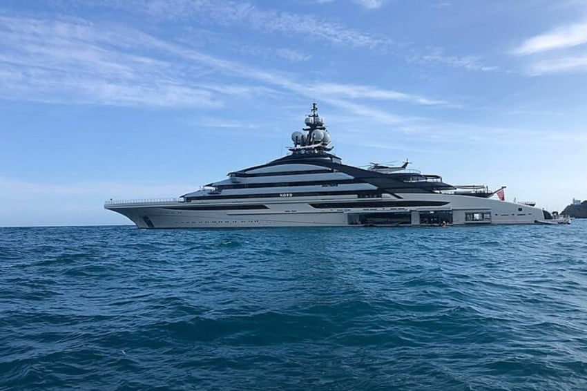 Megayacht Milik Oligarki Rusia Terdeteksi Melintasi Jalur Strategis Hormuz di Tengah Sanksi Barat