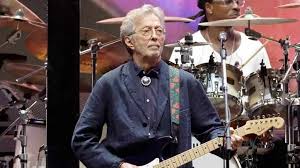 Momen Mengejutkan: Konser Eric Clapton di Madrid Terhenti Mendadak Akibat Aksi Pelemparan Penonton