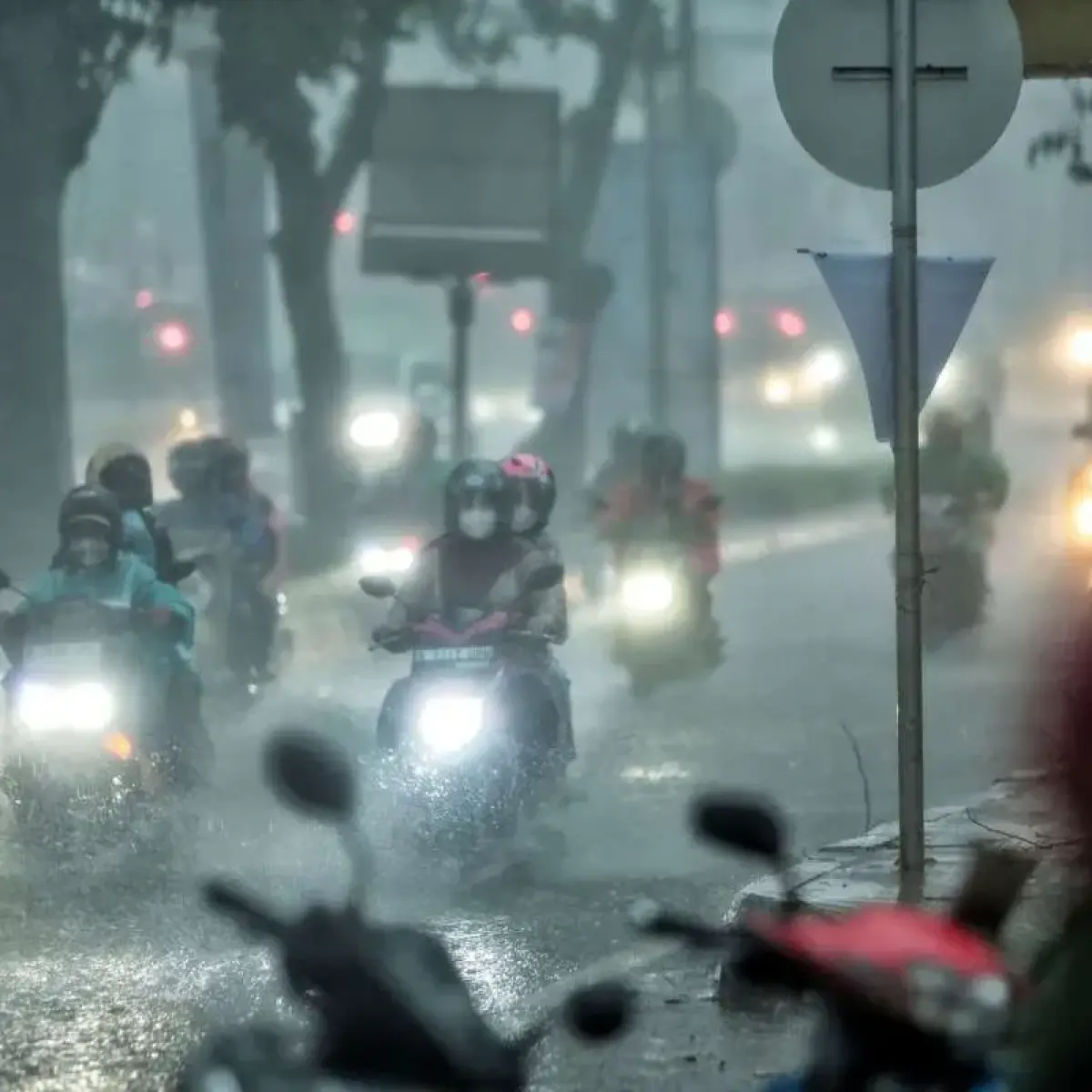 BMKG Prediksi Surabaya Diguyur Hujan Hari Ini, Warga Diimbau Siapkan Payung