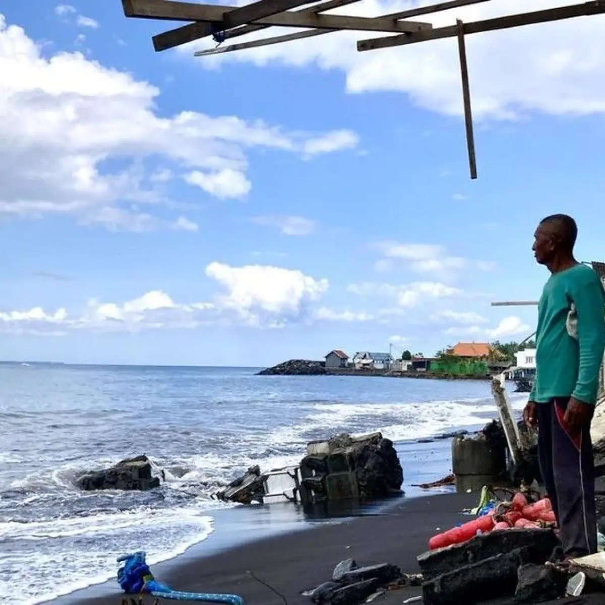 Pantai Monggalan Bali Terkikis 100 Meter: Warga Mengungsi Akibat Gelombang Tinggi yang Konsisten