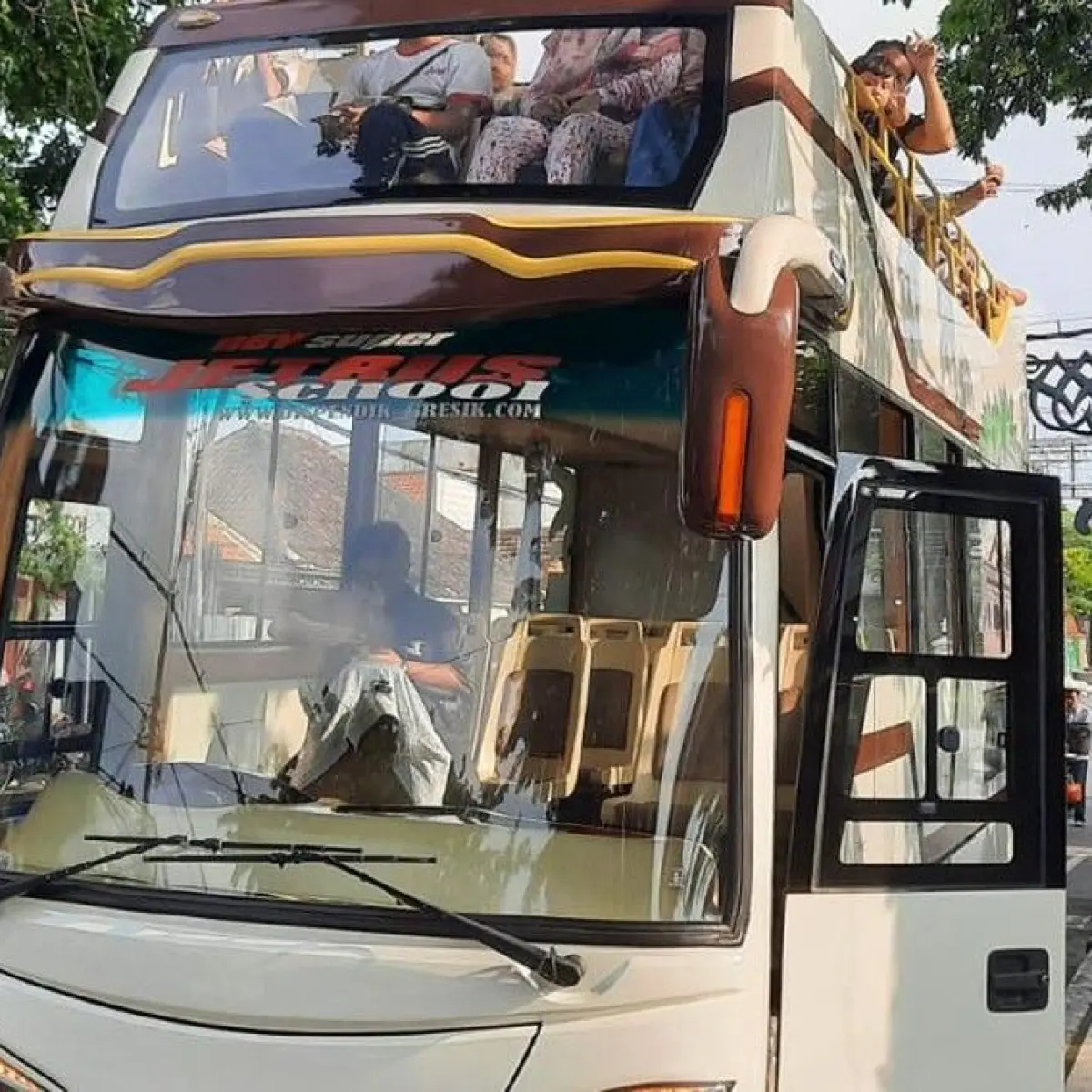 Menjelajahi Jejak Sejarah Gresik Kini Lebih Nyaman dengan Bus Wisata Tingkat Bandar Grissee