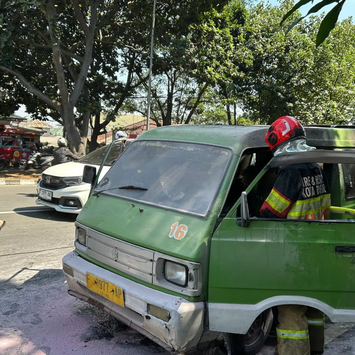 Sorotan pada Angkot Tua Bogor: Armada Trayek Pasar Anyar-Salabenda Hangus Terbakar di Jalan Protokol