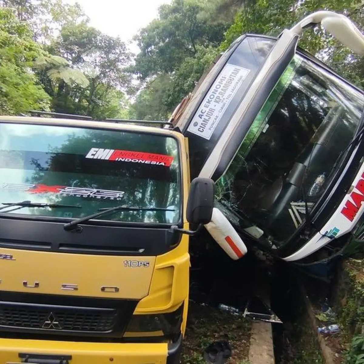 Kecelakaan Maut di Jalur Menanjak Cugenang: Bus Rute Cianjur-Jakarta Seruduk Truk, 20 Penumpang Dilarikan