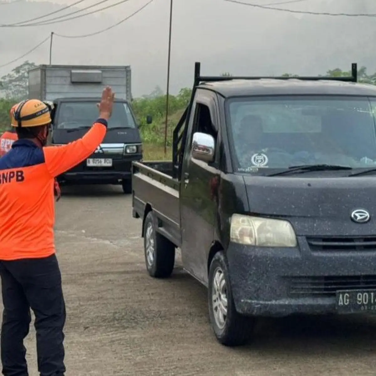 Bahaya Longsor Batu, Akses Jalan Nasional Trenggalek-Ponorogo Dialihkan Sementara