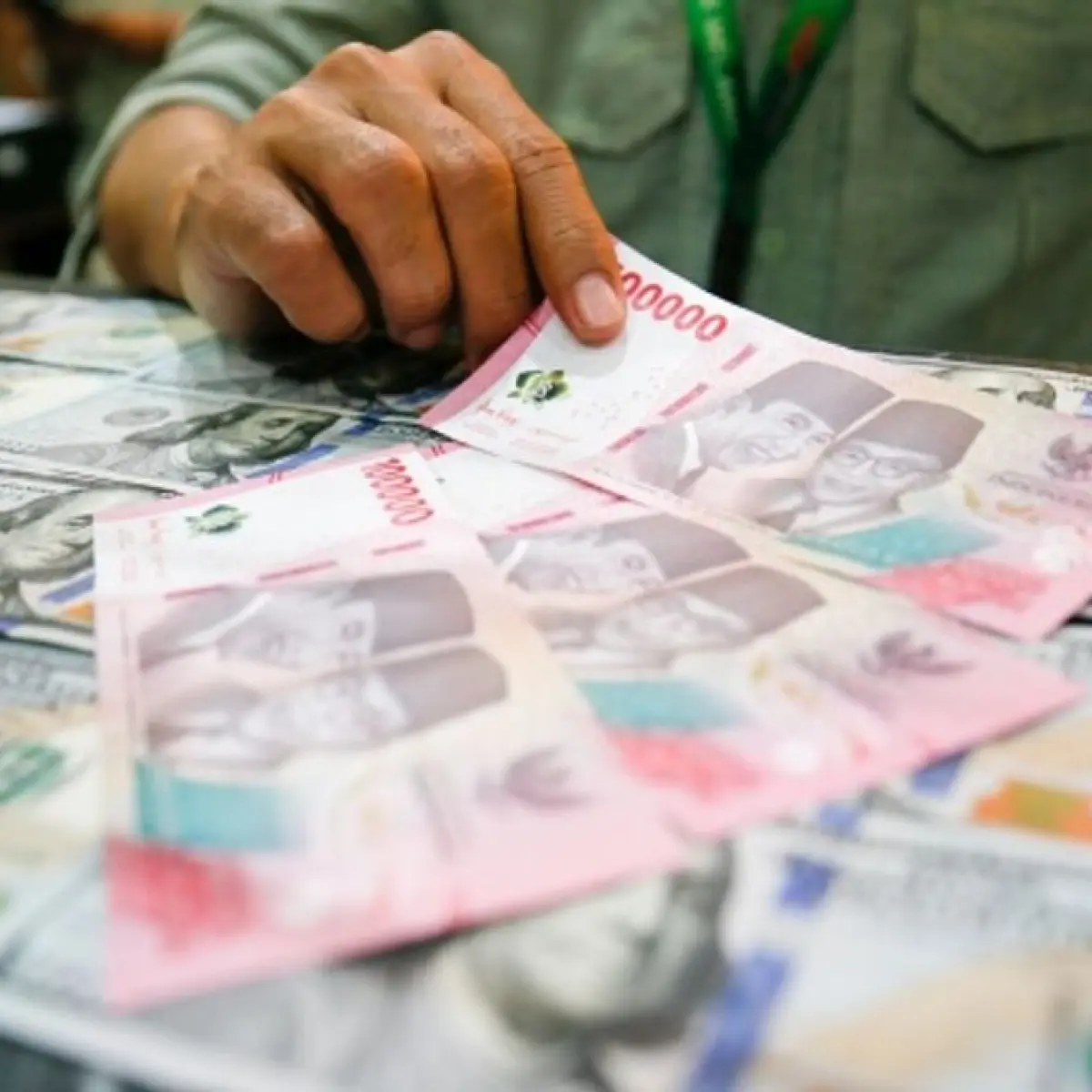 Sentimen Global Tekan Rupiah, Nilai Tukar Merosot ke Level Rp17.768 per Dolar AS