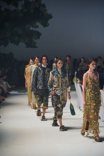 Biyan Wanaatmadja Pamerkan Filosofi 'Patina' dalam Koleksi SS 2027, Mengukuhkan Status Ikon Mode Indonesia