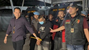 Foto: Taufik Hidayat, tersangka penyekapan dan penganiayaan sadis pacar saat ditangkap polisi (dok.istimewa)