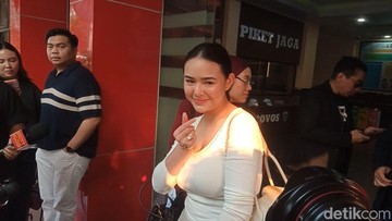 Amanda Manopo mengambil langkah untuk menghadapi dugaan masalah hukum yang menimpanya. Dia mencurigai adanya tindak pidana yang terjadi di dalam perusahaannya. Foto: Muhammad Ahsan Nurrijal/detikcom