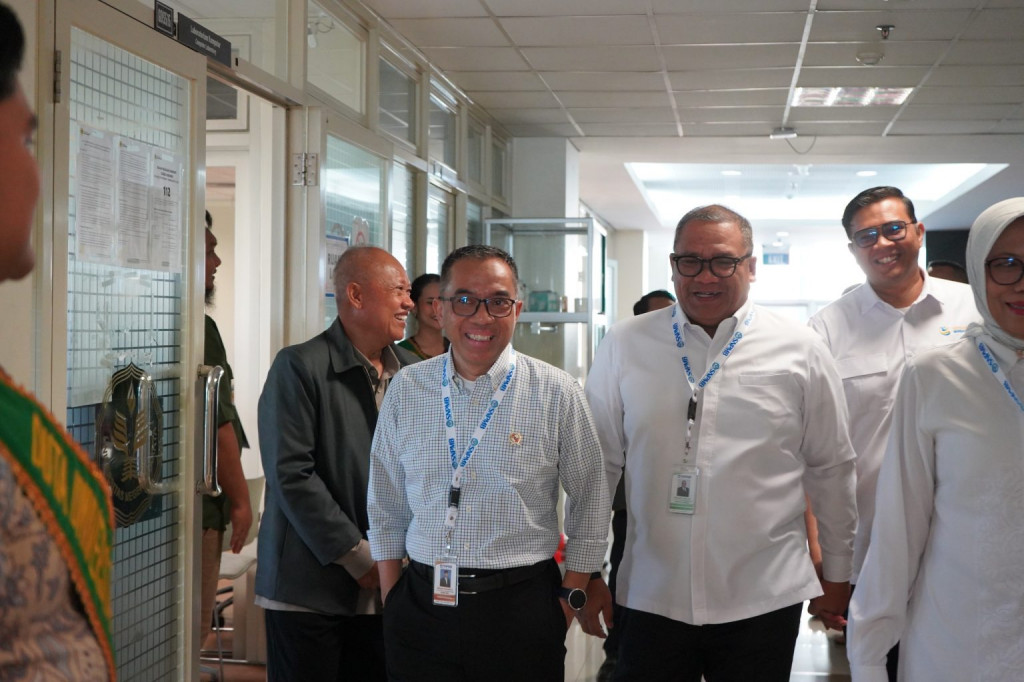 Mendiktisaintek Brian Yuliarto dengan Ketua MRPTNI Eduart Wolok. Foto: Dok Kemendiktisaintek