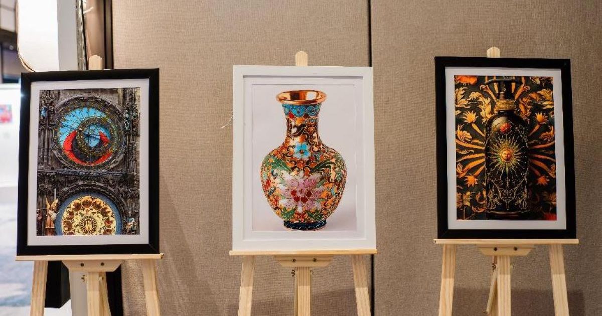 XGraphics memperkenalkan teknologi cetak premium ChromaLuxe pada XG Connect 2026, menawarkan pengalaman multisensori melalui efek kilau, tekstur, dan dimensi pada karya visual. [Foto: ist]