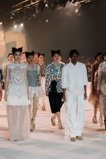 Toton Januar Ungkap Keresahan Sosial Lewat Koleksi Mode 'Kala' di Mulia in Fashion 2026