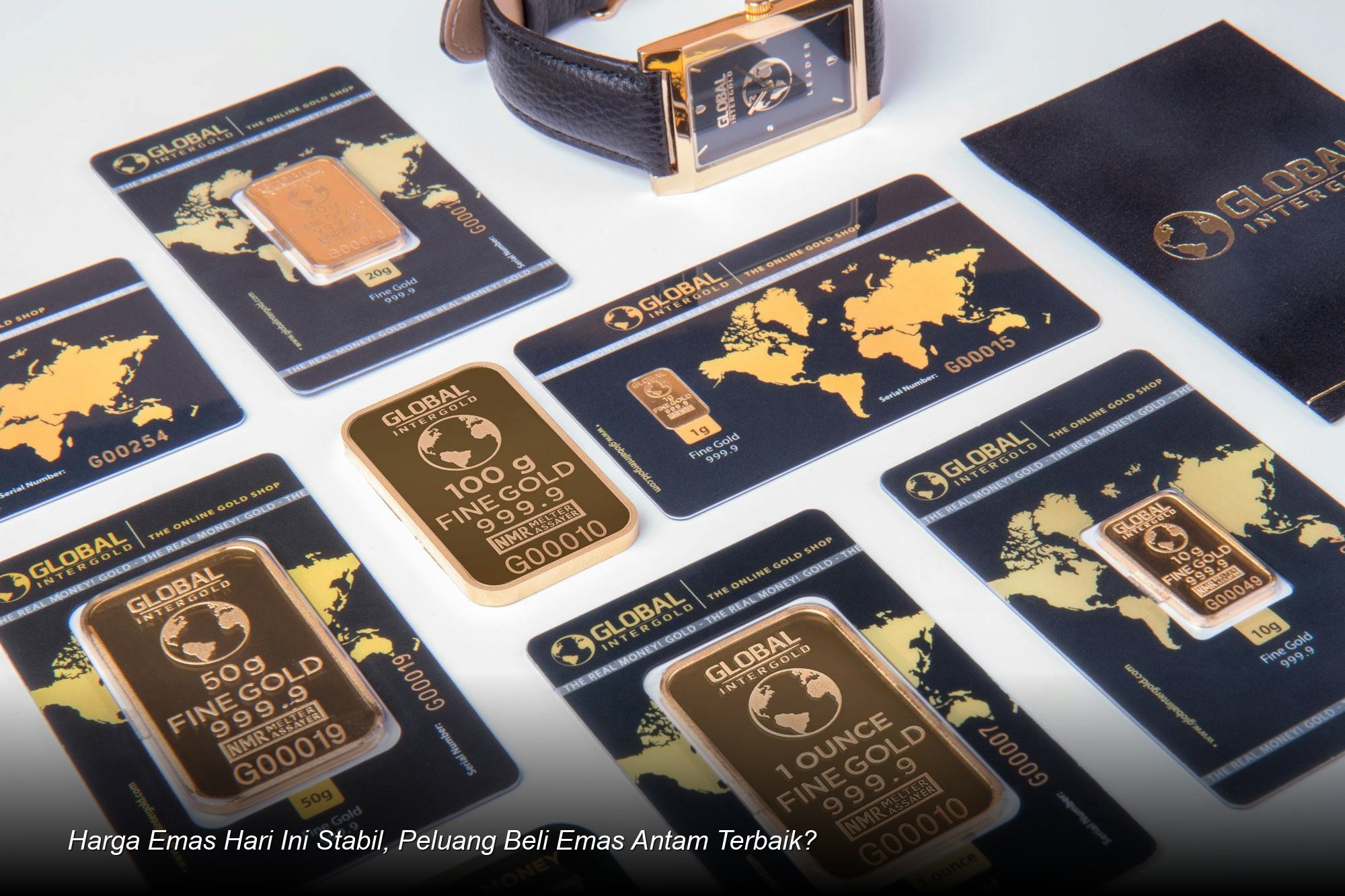 Emas batangan berkilau ditumpuk di atas grafik harga yang menunjukkan tren kenaikan jangka panjang.