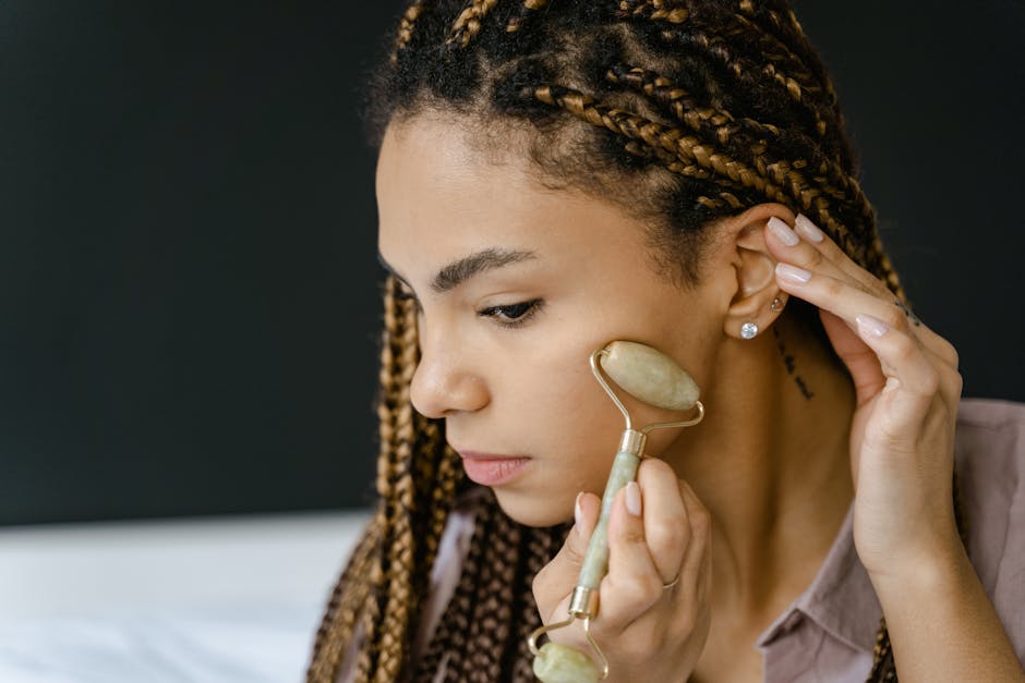 Seorang ibu dan anak sedang bermain bersama di ruang keluarga, menunjukkan interaksi dan observasi mendalam orang tua terhadap aktivitas anak.